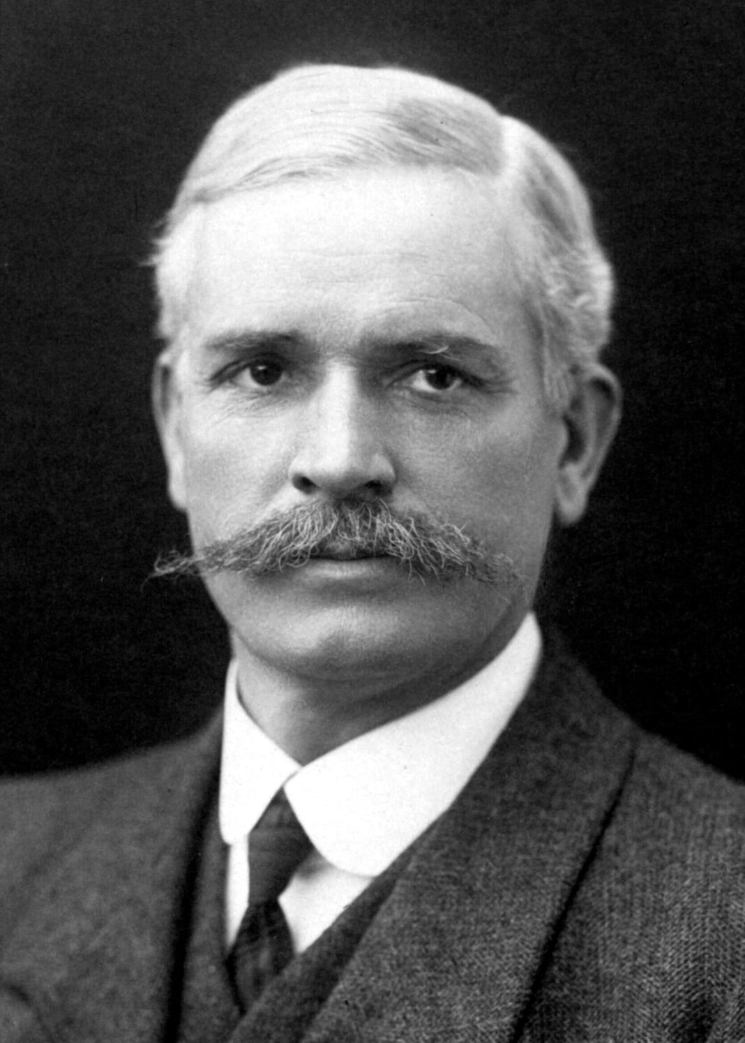 एंड्रयू फिशर (1862-1928) एक ऑस्ट्रेलियाई श्रमिक नेता थे। ऑस्ट्रेलिया के चौथे प्रधान मंत्री के रूप में, उन्होंने अधिक से अधिक सामाजिक न्याय के उद्देश्य को आगे बढ़ाया और नए राष्ट्र में प्रमुख परियोजनाओं की शुरुआत की। एंड्रयू फिशर का जन्म 29 अगस्त, 1862 को स्कॉटलैंड के क्रॉसहाउस, आयरशायर में हुआ था। वह 1885 में क्वींसलैंड में प्रवास करने से पहले एक खनिक थे। बर्रम कोयला खदानों में काम करते हुए, उन्होंने एक संघ नेता के रूप में काम किया, इस बीच अर्थशास्त्र और सामाजिक विज्ञान पढ़ा। वह उभरती हुई लेबर पार्टी के अग्रणी सदस्य बने, जिसके बैनर तले उन्होंने 1893 में क्वींसलैंड विधान सभा में प्रवेश किया। ऑस्ट्रेलिया के पहले संघीय चुनावों (मार्च 1901) में फिशर ने प्रतिनिधि सभा में एक सीट जीती। उन्होंने 1904 में पार्टी का उप नेतृत्व जीता। वे श्रम के पहले संघीय मंत्रालय में व्यापार और सीमा शुल्क मंत्री थे। (Andrew Fisher Biography in Hindi) जब उनके नेता, जॉन क्रिश्चियन वॉटसन ने 1908 में कॉकस वर्चस्व के खिलाफ विद्रोह किया, तो फिशर उन्हें सफल बनाने के लिए पार्टी की लगभग सर्वसम्मत पसंद थे। नवंबर 1908 में, फिशर, एक स्व-घोषित समाजवादी, ने पहले अल्फ्रेड डीकिन को दिए गए समर्थन को वापस ले लिया और प्रधान मंत्री और कोषाध्यक्ष बन गए। हालांकि, श्रम के पास पूर्ण बहुमत नहीं था, और गैर-श्रम बलों के "संलयन" द्वारा निकाले जाने से पहले फिशर मंत्रालय केवल 7 महीने तक चला। अप्रैल 1910 के आम चुनाव के परिणामस्वरूप लेबर बहुमत प्राप्त हुआ, जिसने कानून की बाढ़ का रास्ता खोल दिया। एक संघीय भूमि कर और अनिवार्य सैन्य सेवा शुरू की गई, एक सरकारी स्वामित्व वाला बैंक (कॉमनवेल्थ बैंक) स्थापित किया गया और निजी बैंकों के नोट वापस ले लिए गए, विस्तारित सामाजिक सेवा लाभों के हिस्से के रूप में मातृत्व भत्ते की स्थापना की गई, और अंतरमहाद्वीपीय रेल लिंक शुरू किया गया। . उच्च न्यायालय के फैसलों के बाद लेबर के उद्देश्यों के लिए महत्वपूर्ण विभिन्न क्षेत्रों में संघीय शक्ति की सीमाओं को परिभाषित करने के बाद, फिशर ने 1911 में संविधान में संशोधन के लिए एक जनमत संग्रह शुरू किया। यह और 1913 में इसी तरह का एक जनमत संग्रह विफल रहा। 1913 के मध्य में आम चुनाव में, लेबर ने कुछ सीटें खो दीं और फिशर ने इस्तीफा दे दिया, लेकिन 1914 में एक विशेष सर्वेक्षण ने फिशर को सत्ता में वापस ला दिया। तीसरी फिशर सरकार ने प्रथम विश्व युद्ध में ऑस्ट्रेलिया की भागीदारी का पूरी तरह से समर्थन किया और एक अभियान दल की तत्काल भर्ती और रॉयल ऑस्ट्रेलियाई नौसेना की तैनाती शुरू की। दक्षिण प्रशांत क्षेत्र में जर्मन संपत्ति पर कब्जा कर लिया गया था। सामाजिक कानून के लिए संघ का दबाव बेरोकटोक था, और जैसे-जैसे युद्ध के शीघ्र अंत की उम्मीदें फीकी पड़ती गईं, असंतोष बढ़ता गया। आसन्न पार्टी विभाजन के संकेतों के बीच फिशर ने अक्टूबर 1915 में लंदन में ऑस्ट्रेलियाई उच्चायुक्त बनने के लिए इस्तीफा दे दिया (1916-1920)। 22 अक्टूबर, 1928 को लंदन में उनका निधन हो गया। एंड्रयू फिशर पर आगे पढ़ना लेबर पार्टी के विकास और नेता के रूप में फिशर के उद्भव की पृष्ठभूमि इयान टर्नर, औद्योगिक श्रम और राजनीति (1965) में निहित है। फिशर सरकारों का रिकॉर्ड एच। जाइल्स टर्नर, द फर्स्ट डिकेड ऑफ़ द ऑस्ट्रेलियन कॉमनवेल्थ (1911), और एएन स्मिथ, थर्टी इयर्स: द कॉमनवेल्थ ऑफ़ ऑस्ट्रेलिया, 1901-1931 (1933) में शामिल है। प्रथम विश्व युद्ध में ऑस्ट्रेलिया की भागीदारी की कहानी चार्ल्स ईडब्ल्यू बीन और अन्य में दी गई है, 1914-1918 के युद्ध में ऑस्ट्रेलिया का आधिकारिक इतिहास (12 खंड, 1921-1942)। Andrew Fisher Biography in Hindi Andrew Fisher story in Hindi Andrew Fisher essay in Hindi Andrew Fisher history in Hindi Andrew Fisher story in Hindi Andrew Fisher essay in Hindi Andrew Fisher history in Hindi